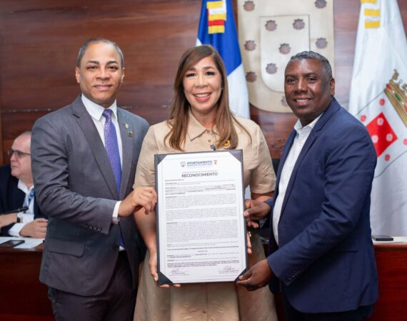 Alcaldía de Santiago declara a Grisbel Medina como Hija Adoptiva del municipio